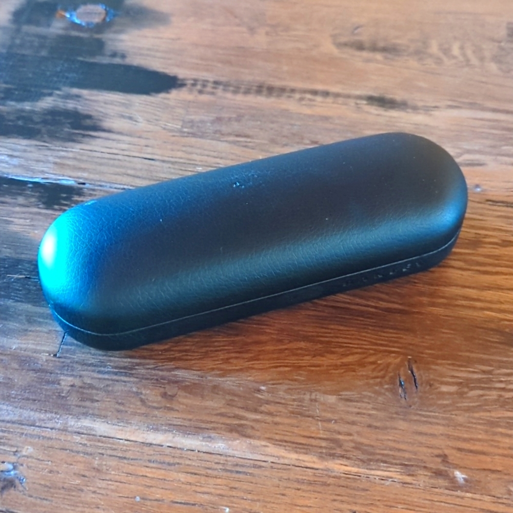 Oakley Hard Shell Glasses Case. Very Good Condition. Black